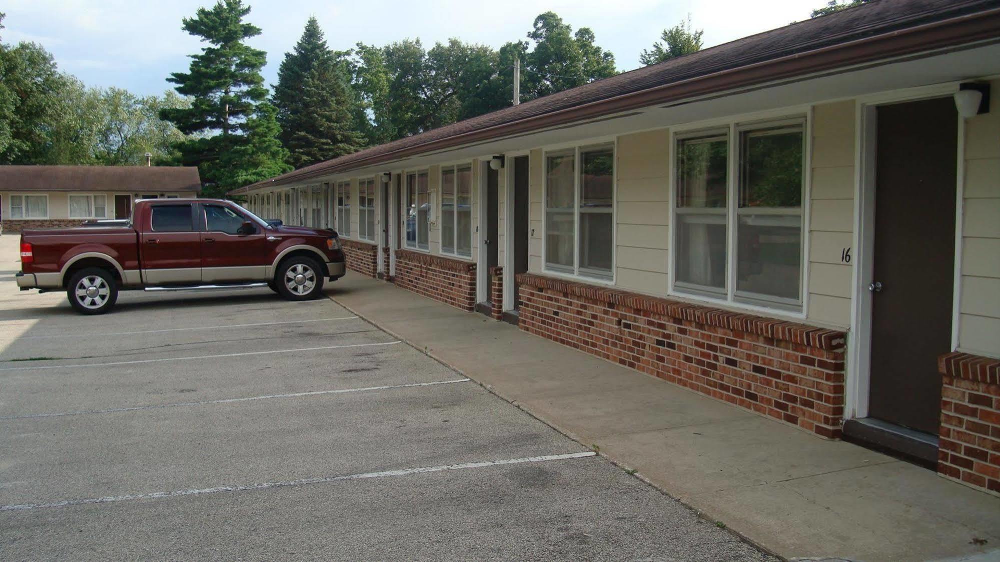 Parkview Motel Oelwein Exterior photo