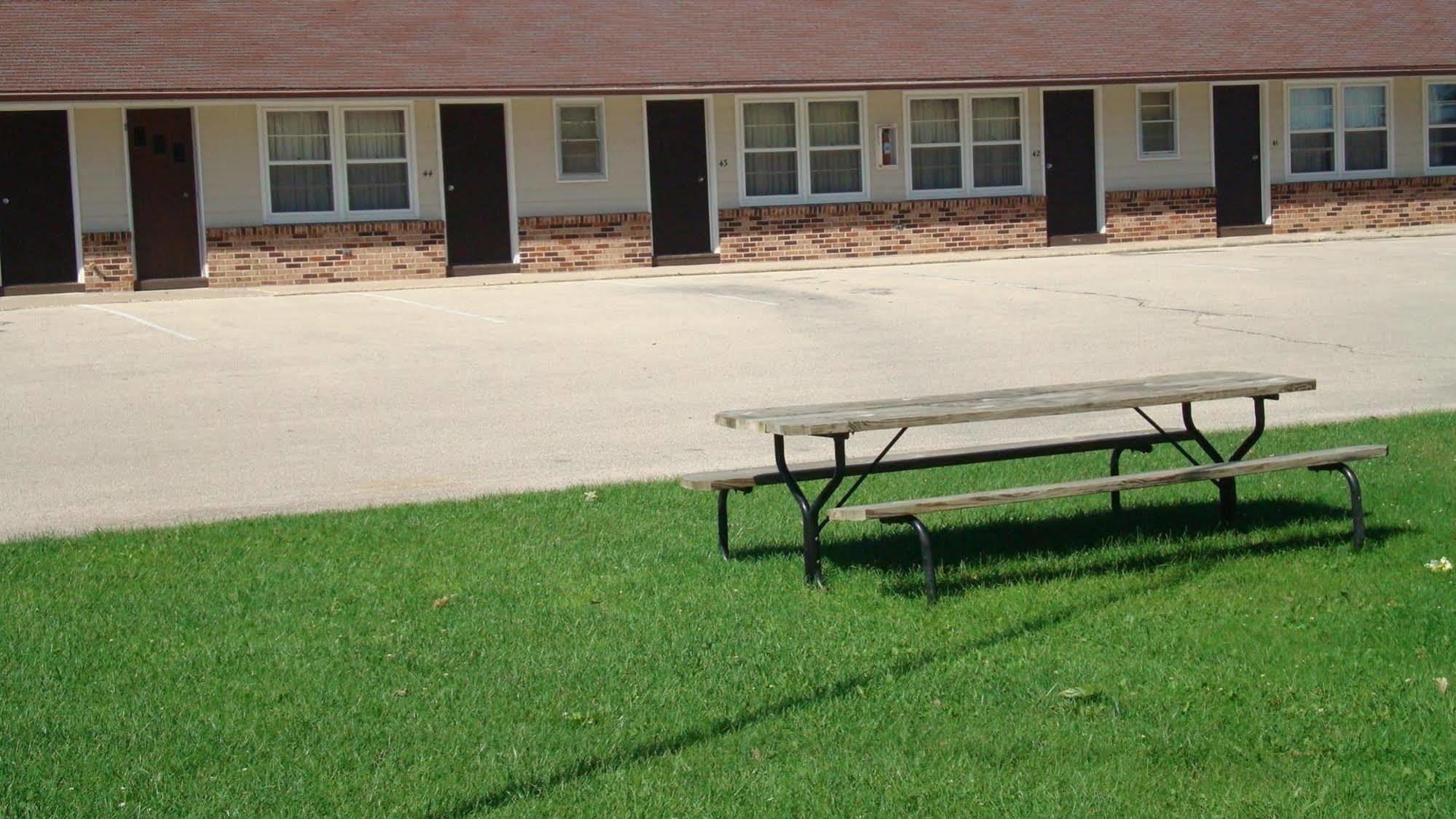 Parkview Motel Oelwein Exterior photo