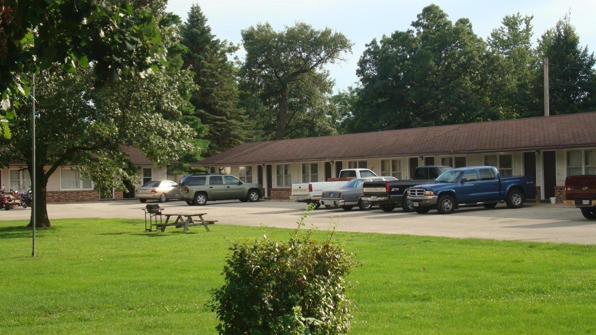 Parkview Motel Oelwein Exterior photo